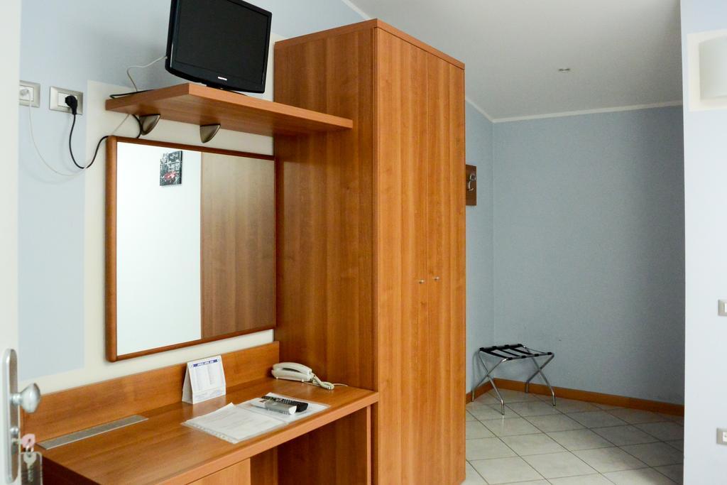 Albergo Meuble Abatjour Mantova Bagian luar foto