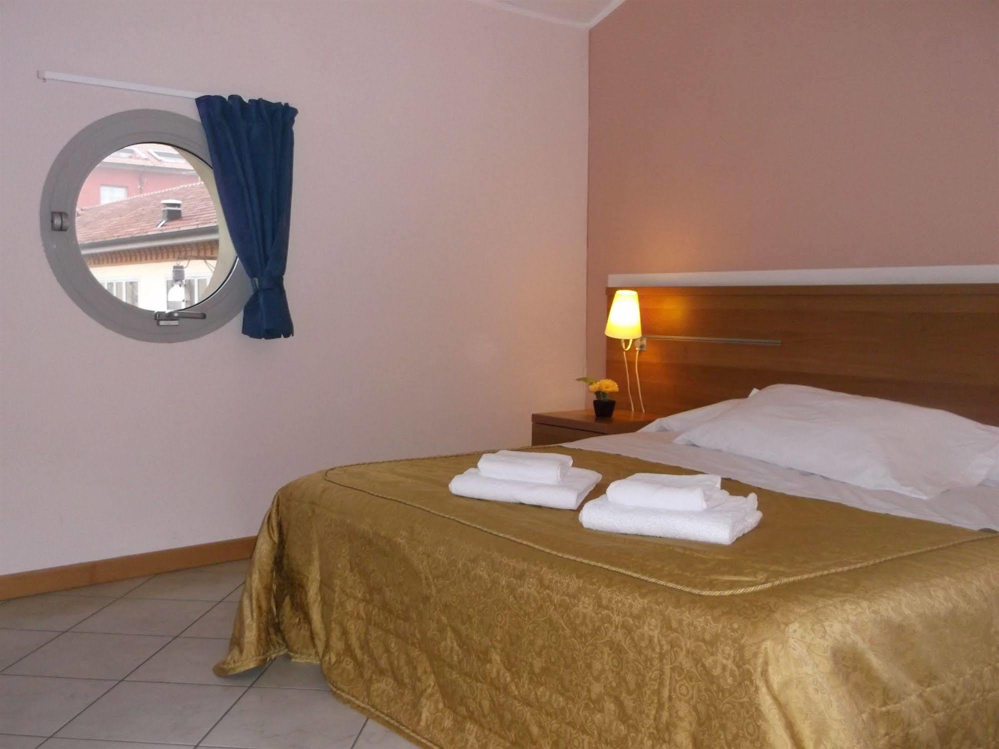 Albergo Meuble Abatjour Mantova Bagian luar foto