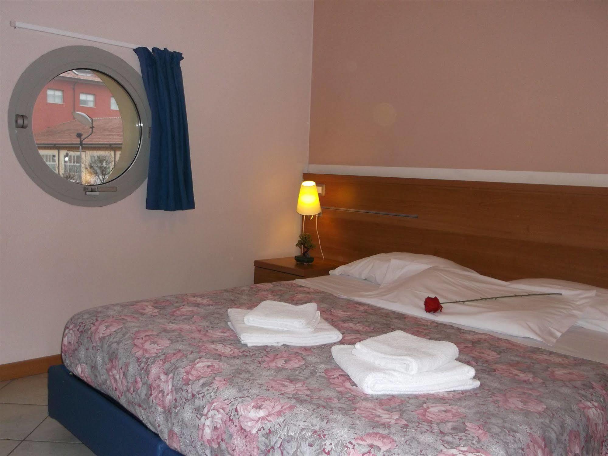 Albergo Meuble Abatjour Mantova Bagian luar foto