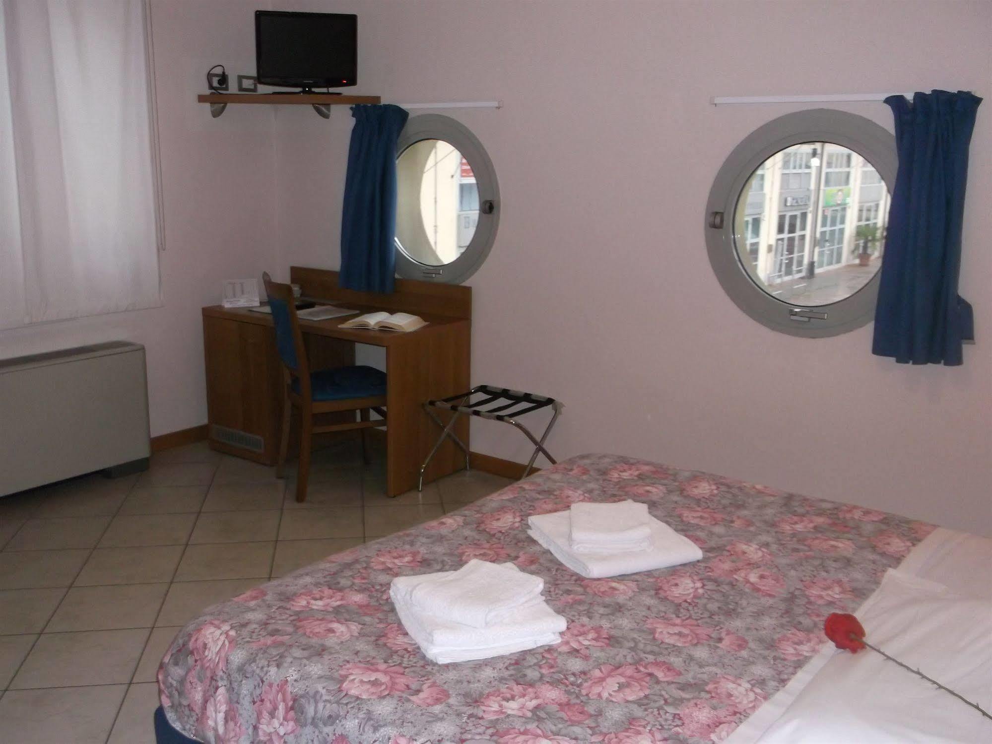 Albergo Meuble Abatjour Mantova Bagian luar foto